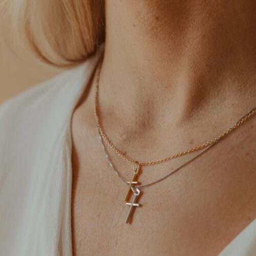 an image of the cross pendant