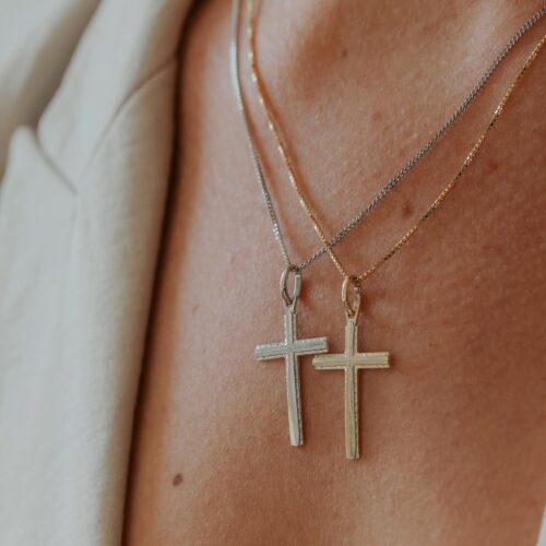 an image of the cross pendant
