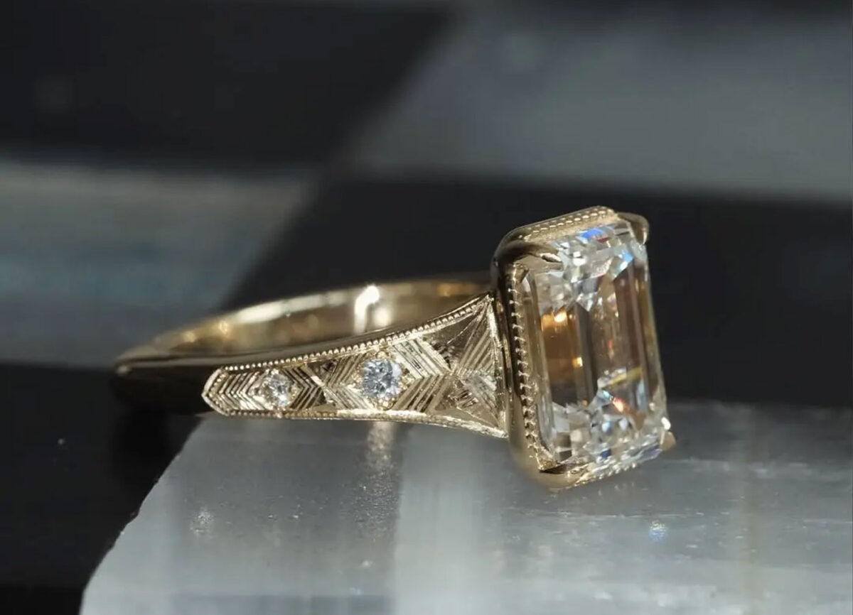 Taylor’s ring, crafted by Kindred Lubeck of Artifex Fine Jewelry, showcases a 5–8-carat antique diamond in 18k yellow gold. Its elongated cushion shape, with soft corners and an oval-like elegance, blends vintage charm with modern flair.